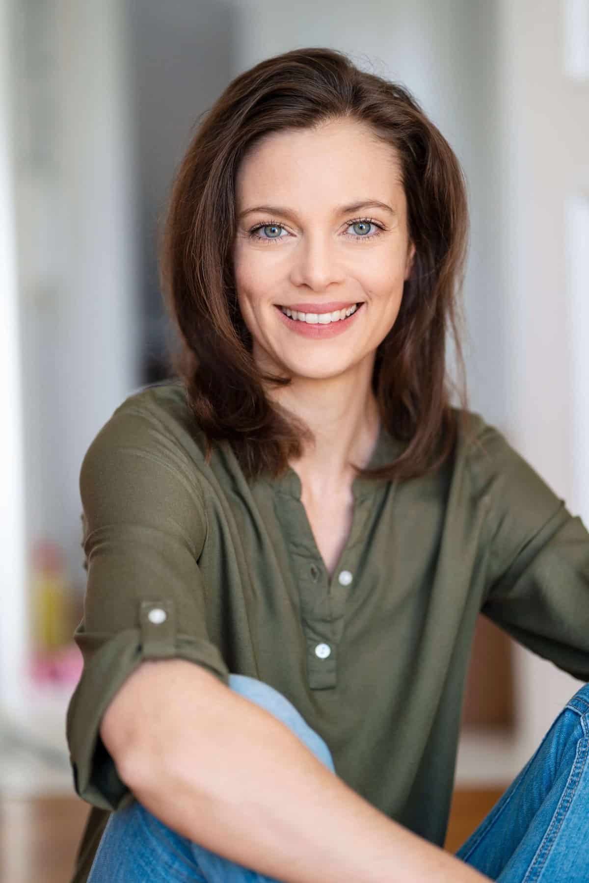 portrait-of-smiling-woman-with-brown-hair-2022-12-16-22-21-04-utc-2 portrait-of-smiling-woman-with-brown-hair-2022-12-16-22-21-04-utc-2